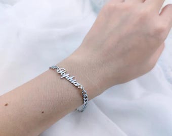 Pulseira com nome em ouro 18k: Joia personalizada com corrente curb.