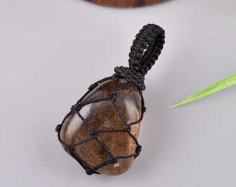 Colar de macramê com quartzo fumê, delicado pingente de pedra de cura.