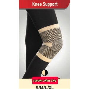 Op de afbeelding: Een zwarte kniebrace met een beige geruit patroon. De brace is gemaakt van ademend materiaal en heeft een comfortabele pasvorm. De tekst "London Joints Care" en "S/M/L/XL" is afgedrukt op de afbeelding.