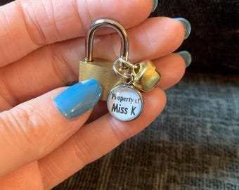 Pendentif personnalisé de propriété pour cadenas de chasteté Sub Dom BDSM Kinky Owned Bespoke Mature