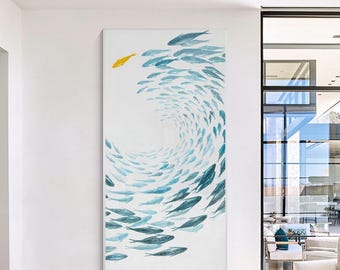 Pintura vertical de banco de peces, arte mural oceánico en acuarela azul, lienzo costero pintado a mano para sala de estar o pasillo.