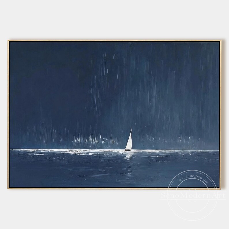 K&ouml;nnte beinhalten: Ein rechteckiges Wandgem&auml;lde mit einem einzelnen wei&szlig;en Segelboot auf einem dunkel marineblauen Meer unter einem von Regen durchzogenen Himmel. Das Kunstwerk zeigt eine kontrastreiche Szene mit vertikalen Pinselstrichen und einem Wasserzeichen.