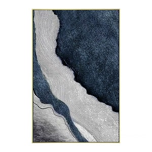 Pu&ograve; includere: Un'opera d'arte murale rettangolare caratterizzata da una sezione testurizzata blu navy scuro in contrasto con un motivo argentato e bianco ondulato e scanalato. La composizione &egrave; incorniciata da un sottile bordo dorato definito.
