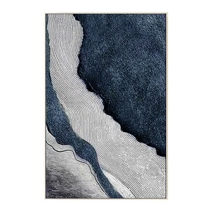 Pu&ograve; includere: Un'opera d'arte da parete rettangolare con una composizione astratta testurizzata. Il design presenta aree blu navy profondo con una superficie granulare contrastate da una sezione centrale fluida di linee bianche parallele in rilievo.