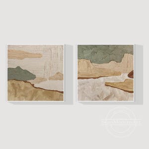 Puede incluir: Dos pinturas abstractas cuadradas con superficies texturizadas. La obra de arte presenta un tema de paisaje con colores neutros, incluyendo beige, verde y marrón. Las pinturas están enmarcadas en blanco y evocan el arte moderno.