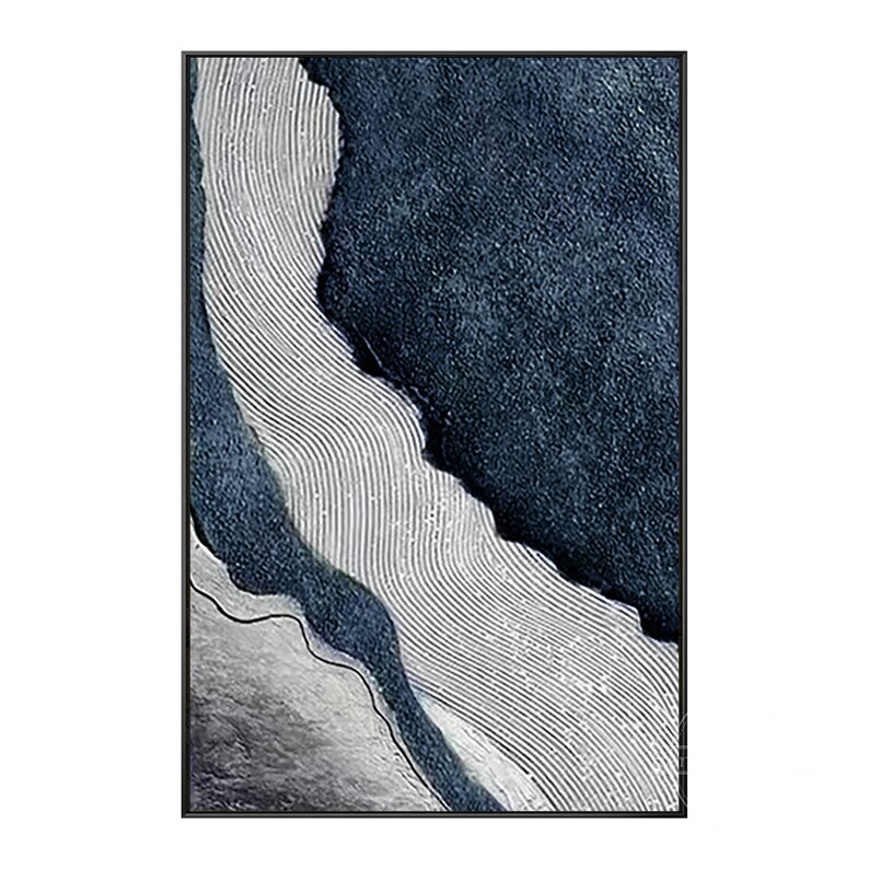 Pu&ograve; includere: Un'opera d'arte murale rettangolare caratterizzata da una superficie testurizzata blu navy scuro contrastata da una fascia centrale fluida di linee ondulate grigio chiaro, sottili e parallele, che creano movimento verticale in una cornice nera sottile.