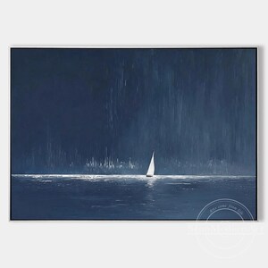 K&ouml;nnte beinhalten: Ein rechteckiges Leinwandgem&auml;lde, das ein einzelnes wei&szlig;es Segelboot auf einem dunkel marineblauen Meer w&auml;hrend eines starken Regenschauers zeigt. Das Kunstwerk verwendet vertikale Pinselstriche f&uuml;r den Regen und eine helle Horizontlinie.