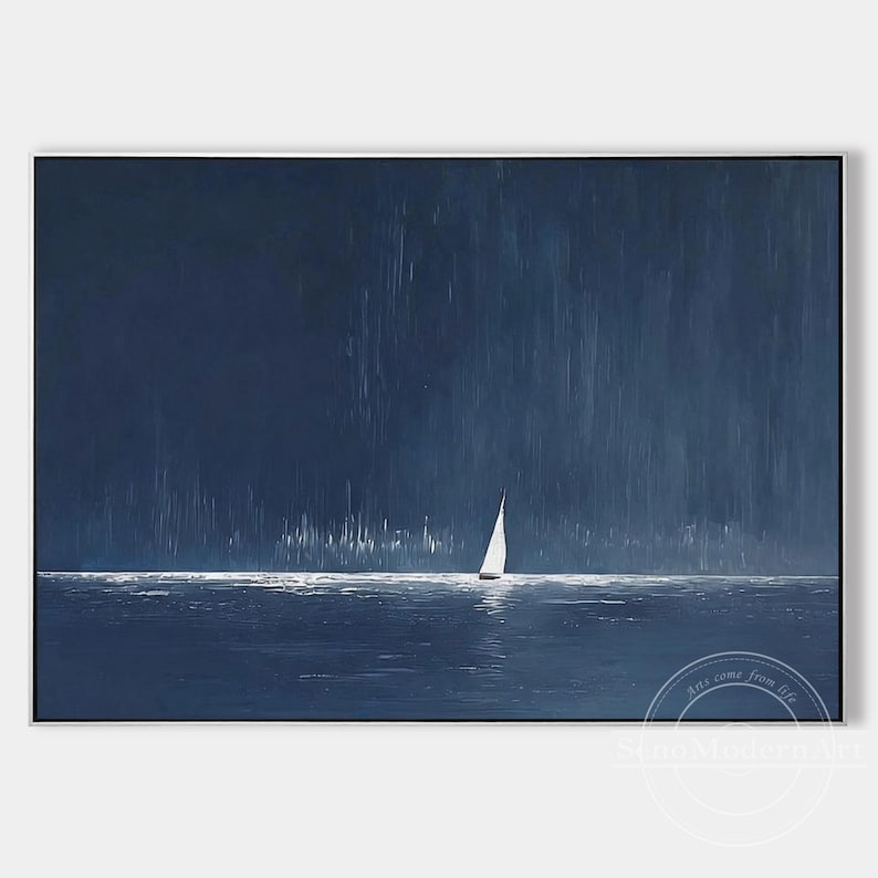 K&ouml;nnte beinhalten: Ein rechteckiges Leinwandgem&auml;lde, das ein einzelnes wei&szlig;es Segelboot auf einem dunkel marineblauen Meer w&auml;hrend eines starken Regenschauers zeigt. Das Kunstwerk verwendet vertikale Pinselstriche f&uuml;r den Regen und eine helle Horizontlinie.