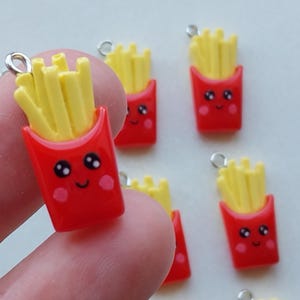 Puede incluir: Un letrero de madera rústica con el texto "Welcome to our home" en letras blancas. El letrero presenta un acabado envejecido y un diseño sencillo y acogedor.