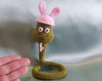 Figurine d'intérieur douce en forme de serpent, petit serpent dans un bonnet de lièvre, jouet d'intérieur tricoté à la main, cadeau pour fille, décoration d'intérieur