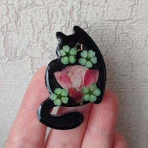 Cat pin badge, Decorative Badge Black Cat brooch with real flowers, handmade epoxy resin brooch, bag decor