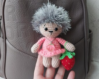 Igel Mädchen, Taschenbaumler mit Erdbeere, Igel Taschenbaumler, Taschenanhänger, Taschenaccessoires