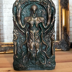 Hastur relief - H.P.Lovecraft collectible figures