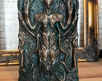Hastur relief - H.P.Lovecraft collectible figures