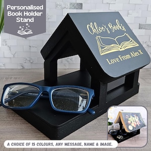 Puede incluir: Porta libros de madera negro en forma de casa con una inscripción dorada que dice "Chloe's Books Love From Alex X". El porta libros tiene un estante para gafas u otros objetos pequeños.
