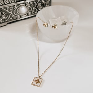 Collana e orecchini a forma di ape ispirati a Bridgerton placcati in oro