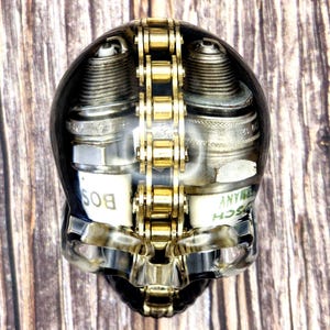 Motorcycle Parts Resin Skull Ornament With Motorcycle Chain.