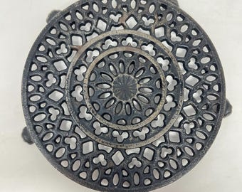 Griswold Trivet #1739 2 Cast Iron Old Lace 5 Feet 7" Round Footed Vintage USA