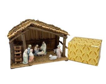 1983 Lefton Christopher Collection Christmas Nativity Set TWA03224 With Creche