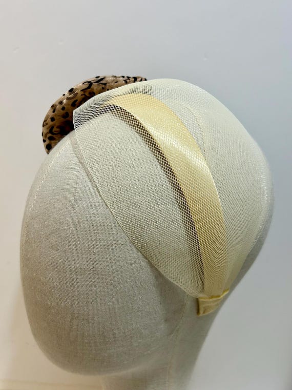 Cream Animal Print Fascinator: Chic Leopard Flower Hatinator  display picture 2