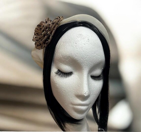 Cream Animal Print Fascinator: Chic Leopard Flower Hatinator  display picture 3