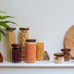 Bocaux en verre DINALI avec couvercles en bois d'acacia naturel Étiquettes minimalistes personnalisées GRATUITES Bocaux garde-manger en verre Organiser le garde-manger Bocaux en verre écologiques image 2