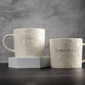 Spersonalizowany ceramiczny kubek do kawy z wytłoczonym sercem: grawerowana kamionka, wytłoczony wzór