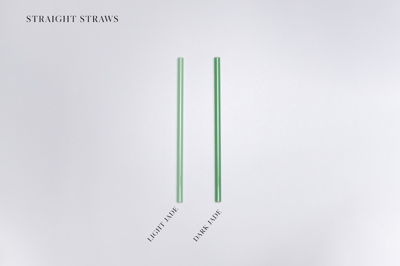 Pu&ograve; includere: Due cannucce dritte posizionate verticalmente. La cannuccia a sinistra &egrave; verde giada chiaro, mentre quella a destra &egrave; verde giada scuro. Il testo "STRAIGHT STRAWS" appare in alto a sinistra, con le etichette "LIGHT JADE" e "DARK JADE" sotto.