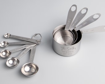Set Di 7 Cucchiai Dosatori E Misurini In Plastica PP Rosa - 2,5ml A 80ml + Tazza 500ml Per Cucina E Pasticceria - 3