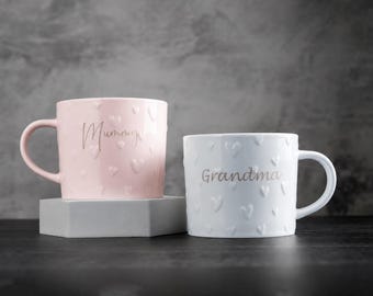 Tazza da caffè in ceramica personalizzata con cuore in rilievo: gres inciso, design in rilievo