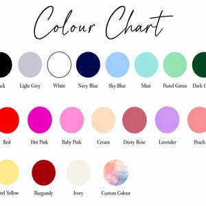 Pu&ograve; includere: Una tabella dei colori che presenta diciannove campioni circolari di vari colori disposti in file. Ogni cerchio &egrave; etichettato con il nome corrispondente, tra cui nero, grigio chiaro, bianco, blu navy, azzurro, menta, verde pastello, verde scuro, rosso, rosa acceso, rosa baby, crema, rosa antico, lavanda, pesca, giallo pastello, bordeaux, avorio e un cerchio multicolore per un colore personalizzato.