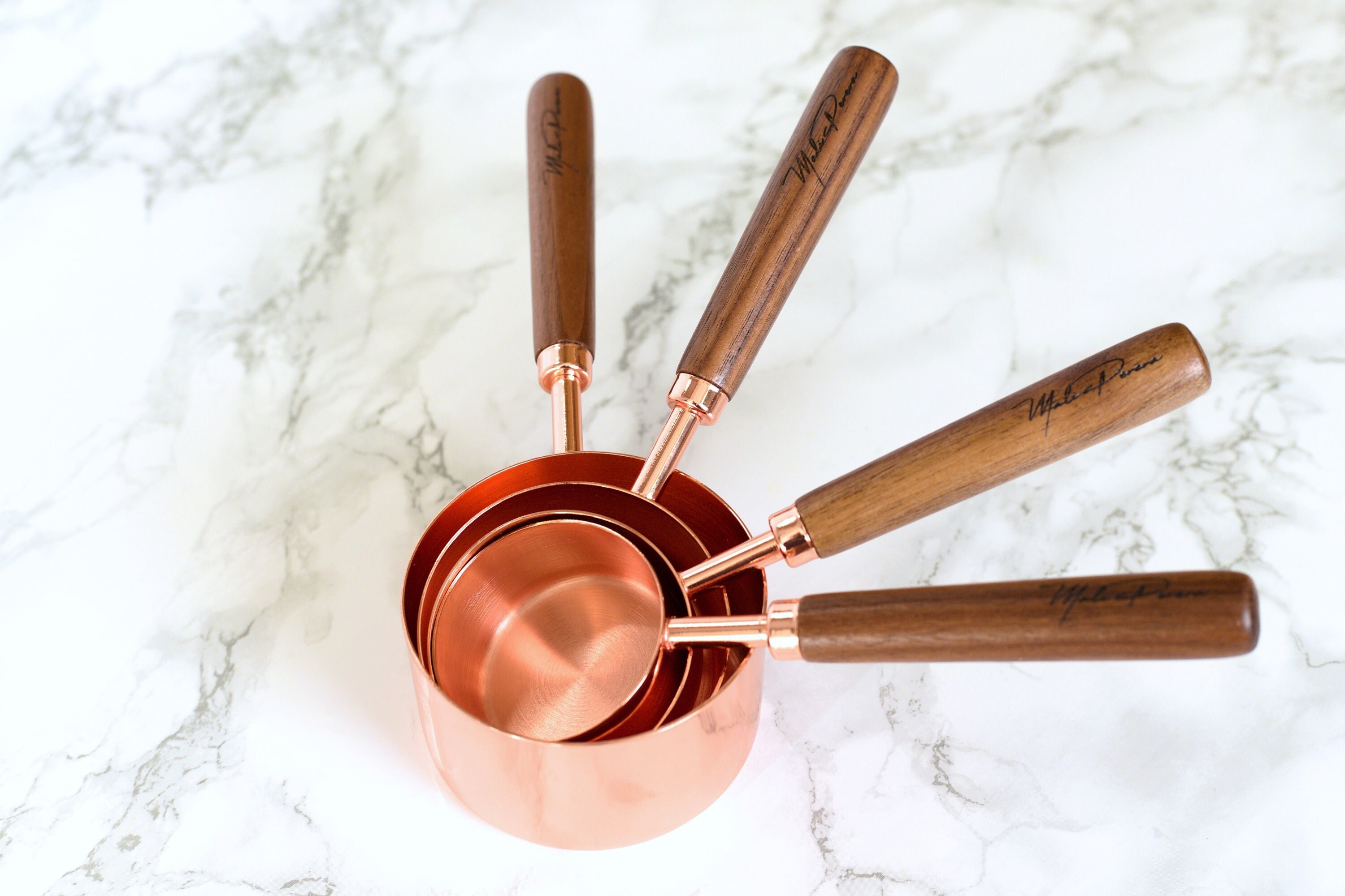 Ensemble de Tasses à Mesurer en Acier Inoxydable Aria Rose Gold avec Poignées Noyer Profond | Lot 4 