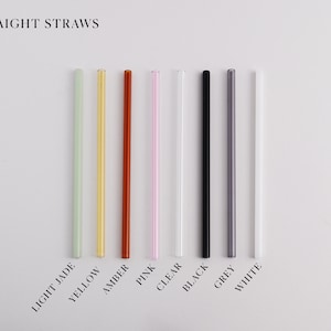 Pu&ograve; includere: Un set di otto cannucce dritte disposte verticalmente, etichettate come STRAIGHT STRAWS. I colori da sinistra a destra sono verde giada chiaro, giallo, ambra, rosa, trasparente, nero, grigio e bianco. Ogni cannuccia &egrave; un tubo cilindrico sottile.
