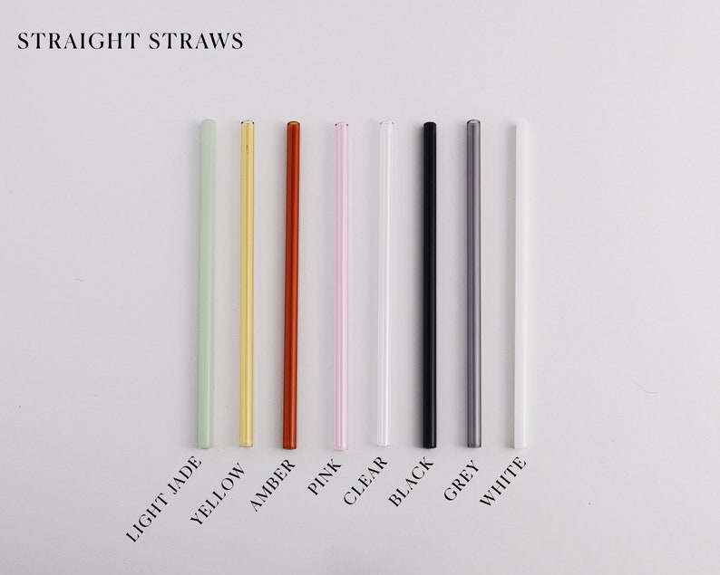 Pu&ograve; includere: Un set di otto cannucce dritte disposte verticalmente, etichettate come STRAIGHT STRAWS. I colori da sinistra a destra sono verde giada chiaro, giallo, ambra, rosa, trasparente, nero, grigio e bianco. Ogni cannuccia &egrave; un tubo cilindrico sottile.