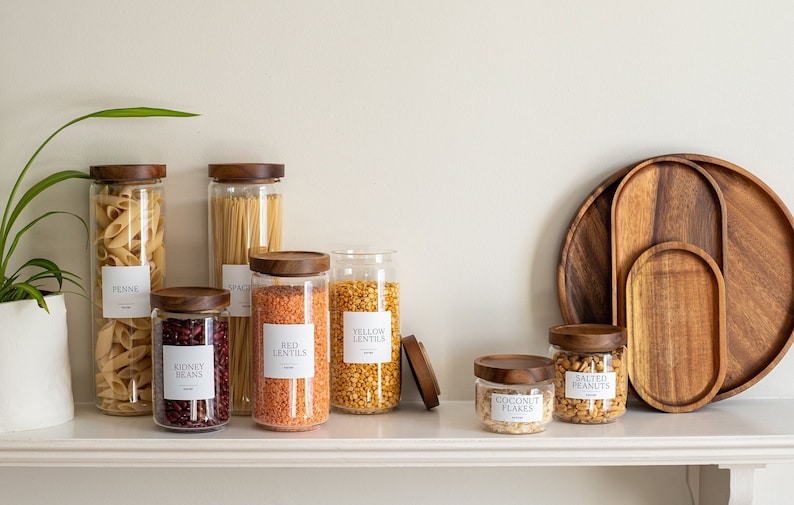 Bocaux en verre DINALI avec couvercles en bois d'acacia naturel Étiquettes minimalistes personnalisées GRATUITES Bocaux garde-manger en verre Organiser le garde-manger Bocaux en verre écologiques image 1