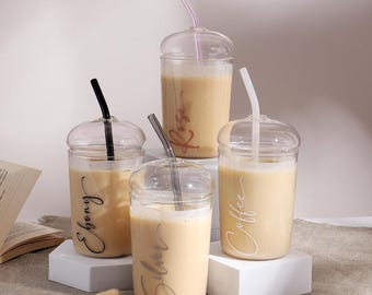 Personalizowany szklany kubek do mrożonej kawy z pokrywką i słomką (450 ml)