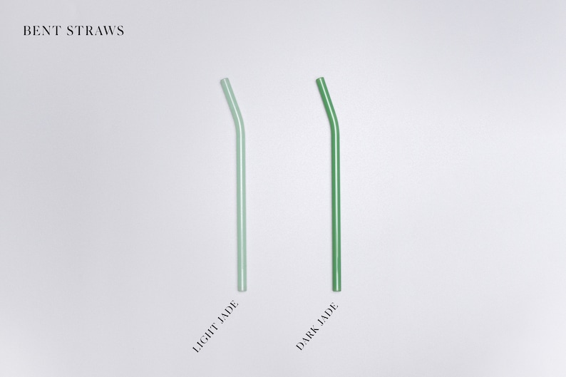 Pu&ograve; includere: Due cannucce piegate sono mostrate verticalmente. Una cannuccia &egrave; color giada chiaro e l'altra &egrave; color giada scuro. Il testo BENT STRAWS appare in alto a sinistra, mentre le etichette LIGHT JADE e DARK JADE sono poste sotto ogni cannuccia.