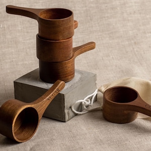 Cucchiaio in acacia naturale personalizzato DINALI / Cucchiaio in legno fatto a mano / Legno sostenibile / Cucchiaio da dispensa / Cucchiaio da caffè / custodia omaggio