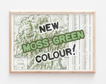 Puede incluir: Impresión enmarcada del mapa de Wainwright's Fells en un nuevo color verde musgo. El mapa presenta una vista topográfica detallada con el texto "NEW MOSS GREEN COLOUR!". La impresión está en un marco de madera clara.