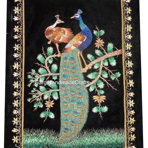 36 &quot;x 24&quot; Zardozi Pfau Tapisserie - Luxuriöse Seidenstickerei Wandkunst für Vogelliebhaber und anspruchsvolle Wohnzimmerdekors
