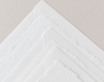 Échantillons de format : papier fait main blanc et enveloppe (non gommé), enveloppe bords froissés, papier fait main doux, calligraphie de papeterie de mariage