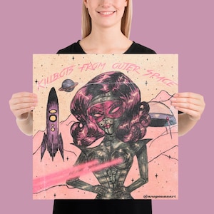 Puede incluir: Impresión cuadrada con una ilustración retro de una mujer robot con cabello rosa y cuerpo metálico. La obra de arte incluye un cohete, un planeta y el texto "KILLBOTS FROM OUTER SPACE."