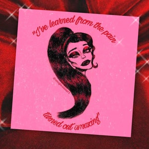 Puede incluir: Una impresión cuadrada rosa con una ilustración de una mujer con cabello largo negro y maquillaje oscuro. El texto "I've learned from the pain turned out amazing" está escrito en rojo.
