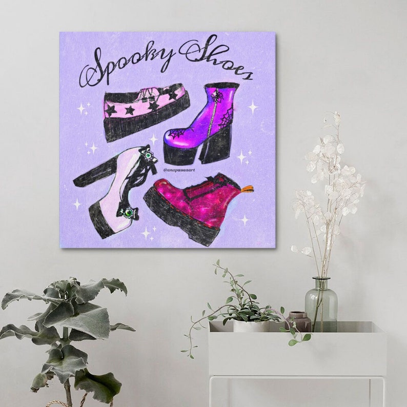 Puede incluir: Una ilustraci&oacute;n digital de cuatro zapatos espeluznantes sobre un fondo morado. Los zapatos son todos negros con diferentes acentos de color, incluyendo rosa, morado y rojo. Los zapatos son todos zapatos de plataforma con tacones gruesos. El texto "Spooky Shoes" est&aacute; escrito en negro en la parte superior de la imagen.
