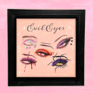 Puede incluir: Una impresión enmarcada con el texto "Evil Eyes" en una fuente decorativa. La impresión presenta cinco ilustraciones diferentes de ojos con varios estilos de maquillaje, incluyendo purpurina, telarañas y sangre.