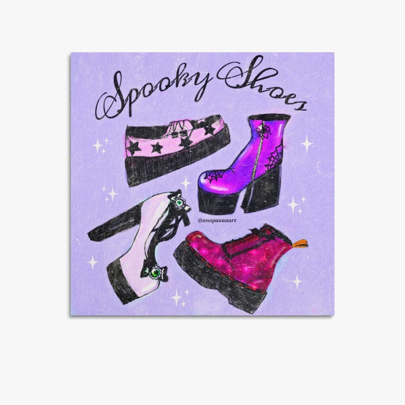 Puede incluir: Una ilustraci&oacute;n digital de cuatro pares de zapatos espeluznantes sobre un fondo morado. Los zapatos son de diferentes estilos, incluyendo botas de plataforma, tacones altos y zapatillas. Los zapatos est&aacute;n decorados con estrellas, ara&ntilde;as y otros detalles espeluznantes. El texto "Spooky Shoes" est&aacute; escrito en una fuente caprichosa en la parte superior de la imagen. El nombre de usuario de Instagram del artista est&aacute; escrito en la parte inferior de la imagen: @anapauaanart.