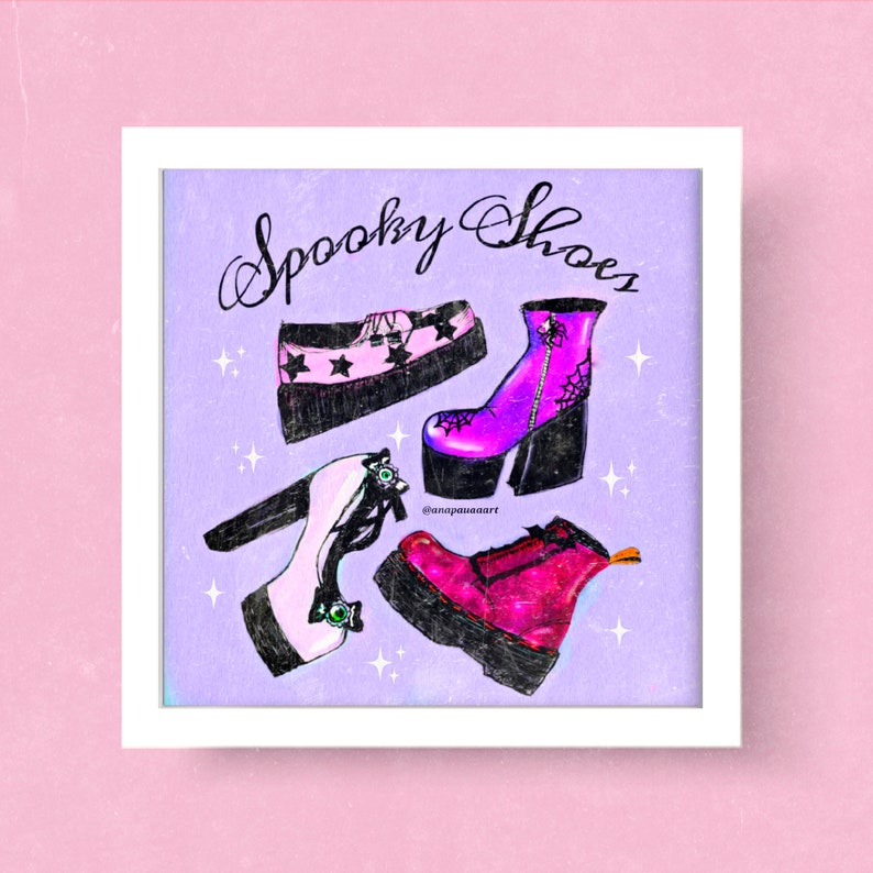 Puede incluir: Una ilustraci&oacute;n digital de cuatro zapatos espeluznantes sobre un fondo morado. Los zapatos son un par de zapatos de plataforma negros con estrellas rosas, un par de botas de plataforma moradas con un dise&ntilde;o de telara&ntilde;a, un par de tacones de plataforma blancos con detalles verdes y un par de botas de plataforma rojas con suela negra. El texto "Spooky Shoes" est&aacute; escrito en cursiva negra en la parte superior de la imagen.