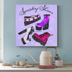 Puede incluir: Una ilustraci&oacute;n digital de cuatro pares de zapatos espeluznantes sobre un fondo morado. Los zapatos son de diferentes estilos y colores, incluyendo rosa, morado y rojo. El texto "Spooky Shoes" est&aacute; escrito en una fuente caprichosa en la parte superior de la imagen.
