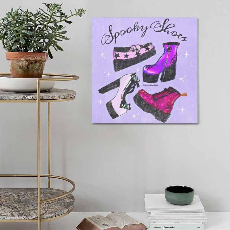 Puede incluir: Una ilustraci&oacute;n digital de cuatro zapatos espeluznantes sobre un fondo morado. Los zapatos son un par de zapatillas de plataforma negras y rosas, un par de botas de plataforma moradas, un par de tacones de plataforma blancos y un par de botas de plataforma rojas. El texto "Spooky Shoes" est&aacute; escrito en cursiva negra en la parte superior de la imagen.