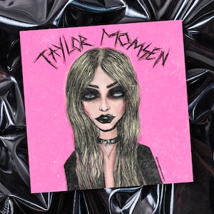 Puede incluir: Una ilustración digital de Taylor Momsen sobre un fondo rosa. La ilustración es de estilo de dibujos animados y presenta a Taylor con ojos oscuros, lápiz labial oscuro y cabello largo y rubio. El texto "Taylor Momsen" está escrito en negro sobre su cabeza.
